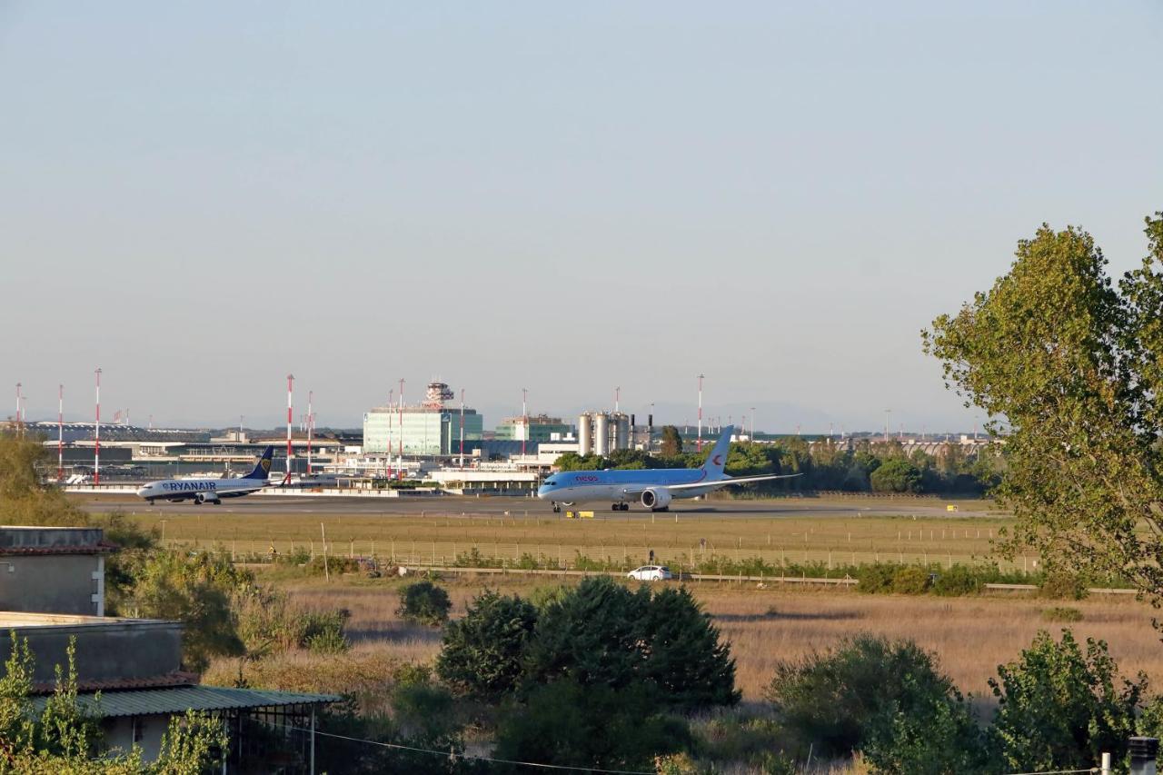 Bilocale Con Vista Sull'Aeroporto - Comodo Per Il Viaggio ฟิวมิชีโน ภายนอก รูปภาพ